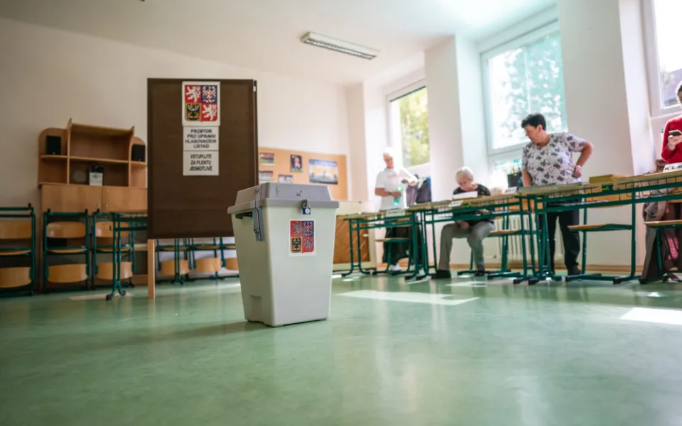 První volební den je u konce.