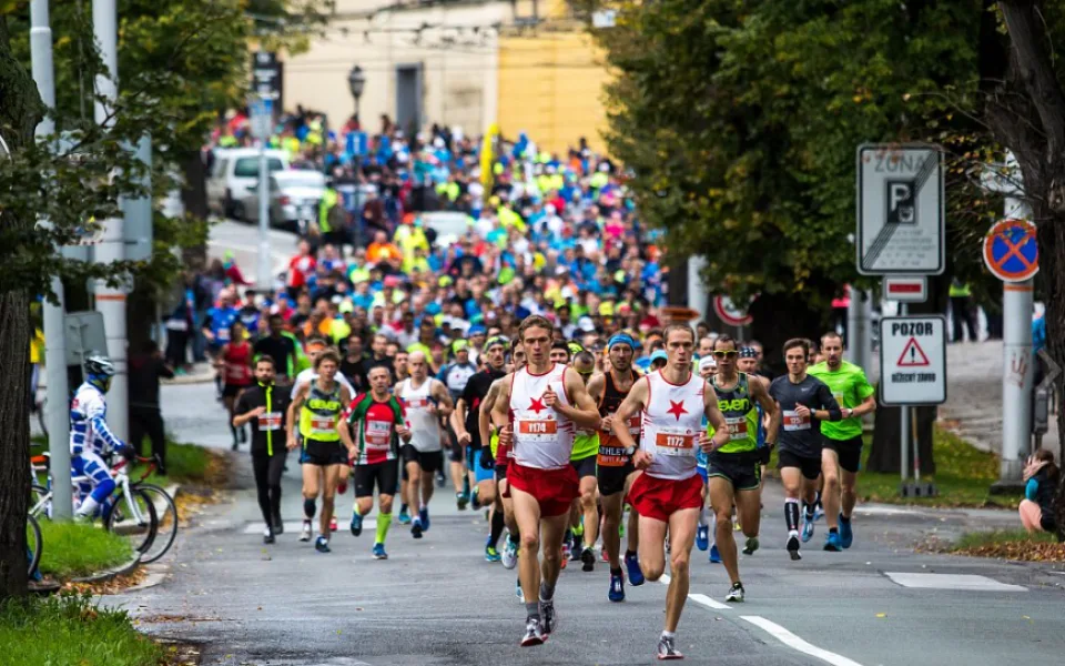 Hradcem prolétne půlmaraton, stovky běžců se chystají na start