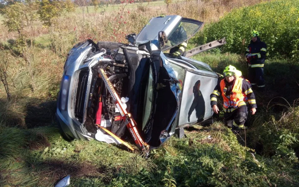 Vážná nehoda dvou aut na Náchodsku si vyžádala sedm zraněných. Na místo letěl vrtulník