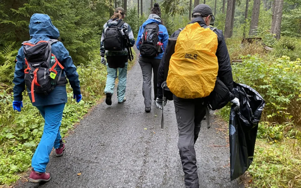 Dobrovolníci uklízeli odpadky po turistech na Sněžce a v okolí Pece pod Sněžkou