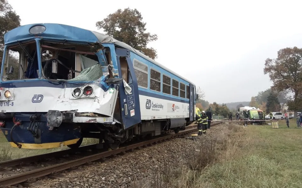Zničený vlak, do kterého narazil elektrobus na přejezdu ve Vrchlabí