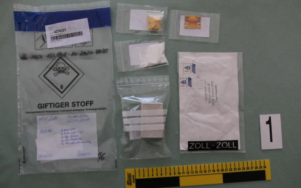 Přes Darknet si z Nizozemska objednával drogy. Česká pošta mu doručila LSD i kokain