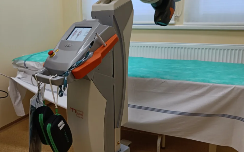 Nemocnice v Trutnově používá speciální laser. Zkracuje dobu léčby a pomáhá s covidem