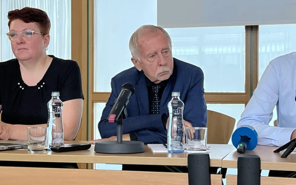 Lidi ve vazbě mají málo soukromí a spodního prádla, zjistil ombudsman