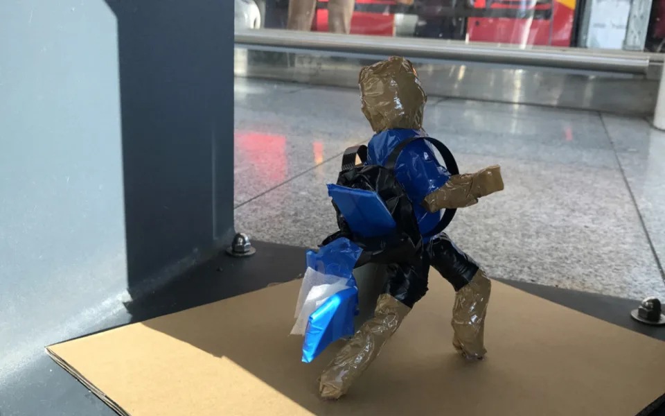 Hradecký terminál je zaplavený panáčky z lepenky nebo polystyrenu. Jde o dětské umělecké dílo
