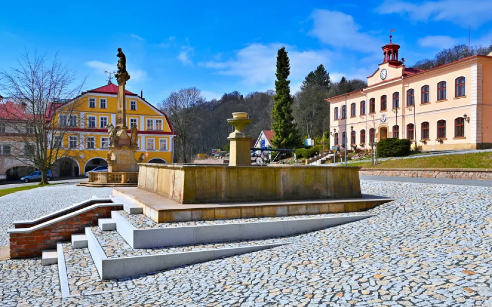 Cenu za architekturu v Krkonoších mají hotel, náměstí v Žacléři, zvonice a lávka