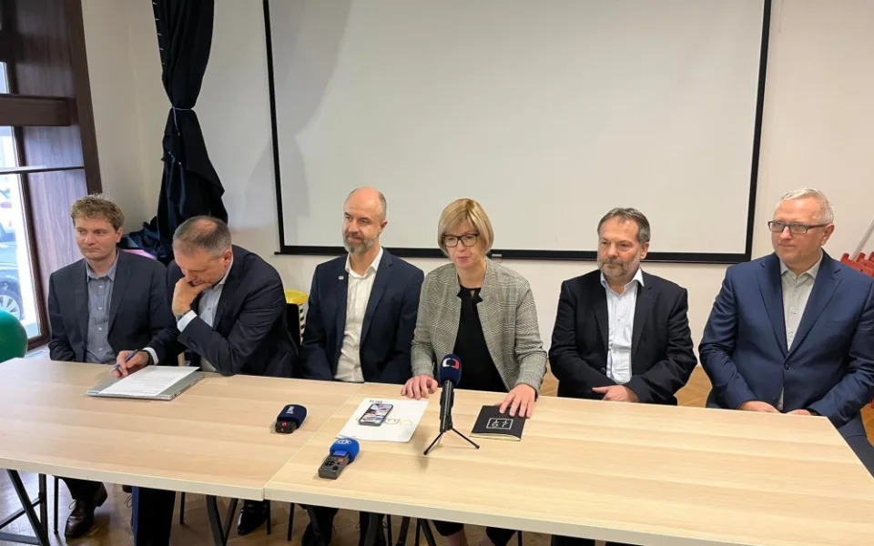 Hradecká pětikoalice bude mít 21 mandátů. Holásek nakonec dohodu podepsal