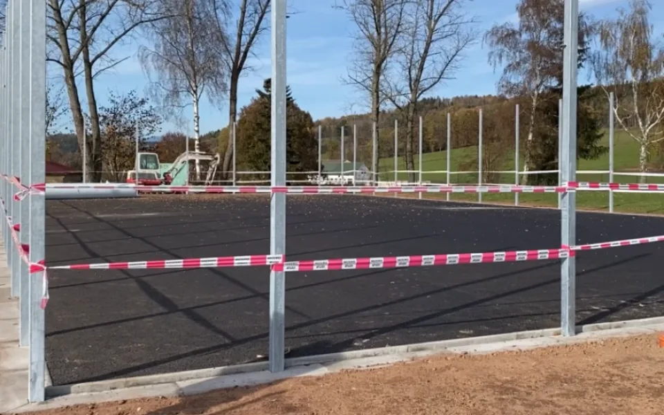 Trutnov ve Starém Rokytníku staví nové multifunkční hřiště. Z rozpočtu ukrojí téměř tři miliony korun