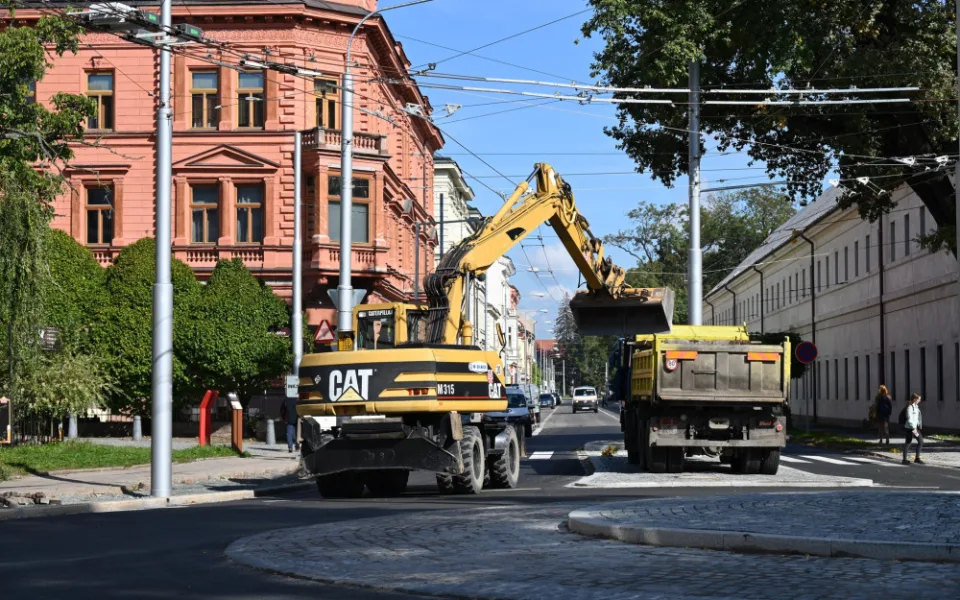 Křižovatka Fortna v centru Hradce Králové se řidičům otevře v týdnu před Vánoci