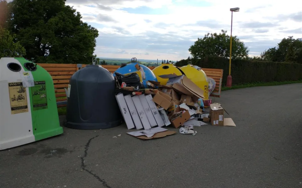 Hořice bojují s odpadem kolem popelnic. Pokud je plno, jeďte do sběrného dvora, apeluje město