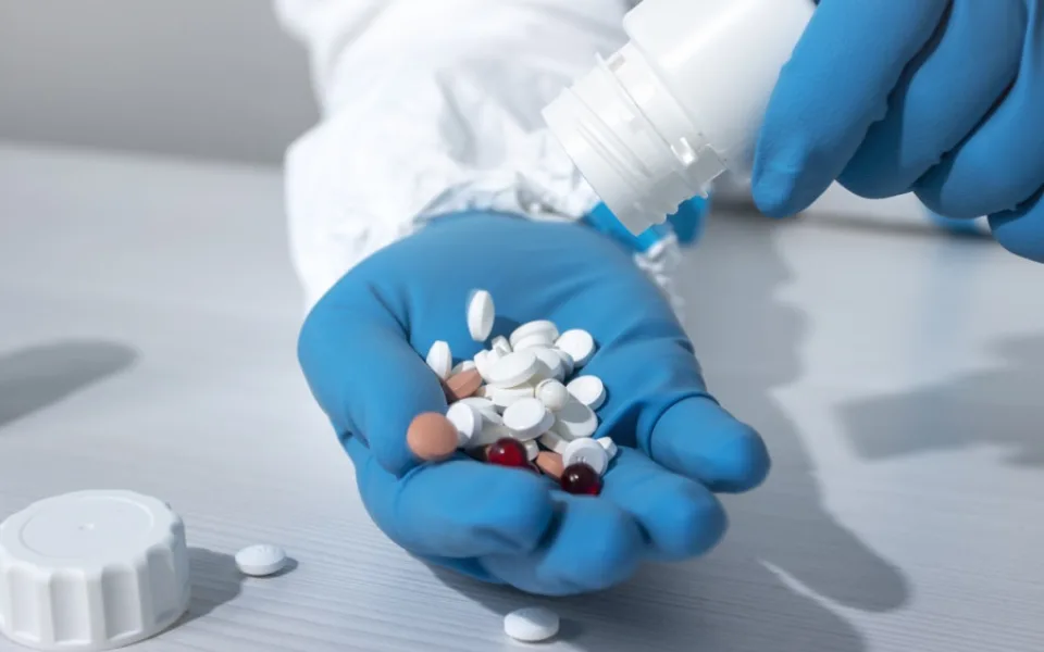 S antibiotiky opatrně. Hrozí, že přestanou fungovat i na banální infekce, říkají odborníci