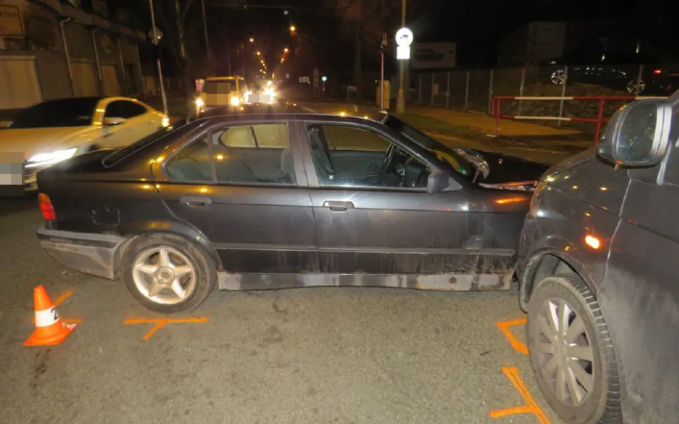 V Hradci Králové se konal tuning sraz. Osmnáctiletá řidička způsobila dopravní nehodu