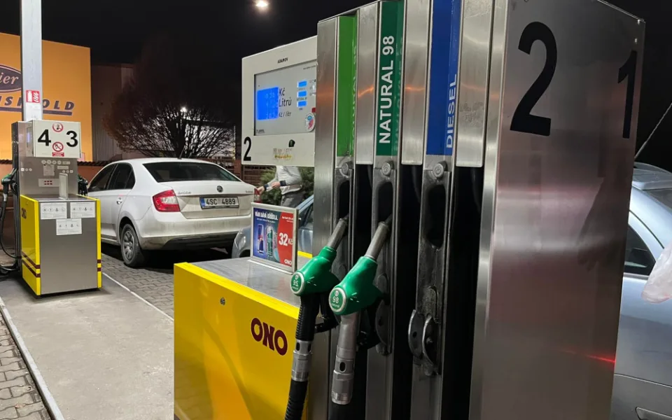 Paliva od minulého týdne zlevnila. Cena benzinu klesla pod 40 korun na litr