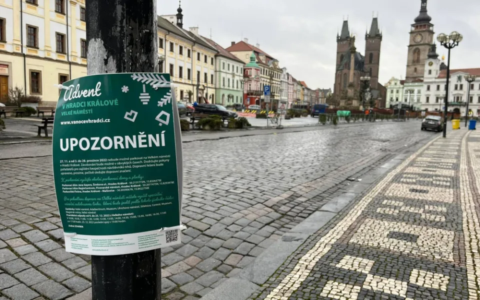 OBRAZEM: Na Velkém náměstí vrcholí přípravy na vánoční trhy. Auta musí oklikou