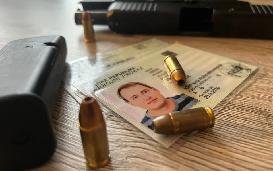Komisař pořádal nelegální kurzy pro přípravu uchazečů o zbrojní průkaz. Vydělal si čtvrt milionu