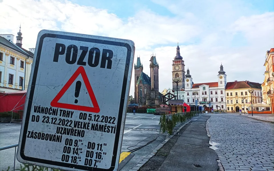Rezidenti zaparkují na svých místech i během trhů, dušuje se hradecká radnice