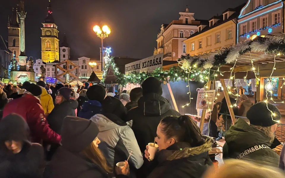 OBRAZEM: První víkend na vánočních trzích v Hradci Králové. Na náměstí se vystřídalo několik tisíc lidí