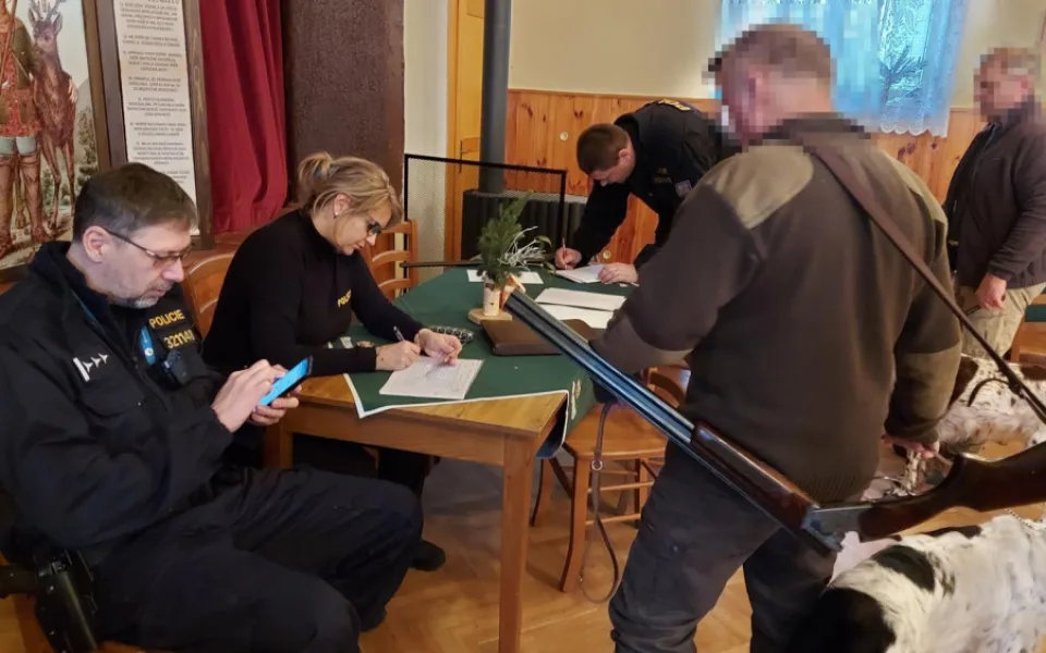 Myslivci vyrážejí do lesů. Na loveckou sezonu dohlíží policisté namátkovými kontrolami
