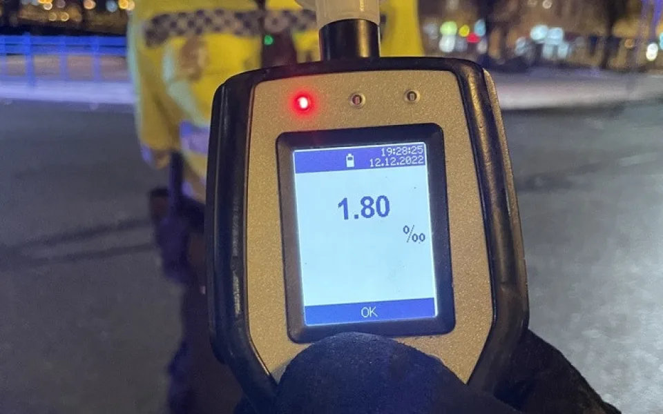 Řidič pod vlivem srazil mladou dívku. Po nehodě se chtěl napít vodky, kterou měl u sebe