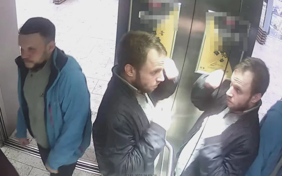 Policie pátrá po těchto dvou mužích. Mohou pomoct vyřešit řádění kapsáře v jednom obchodním domě
