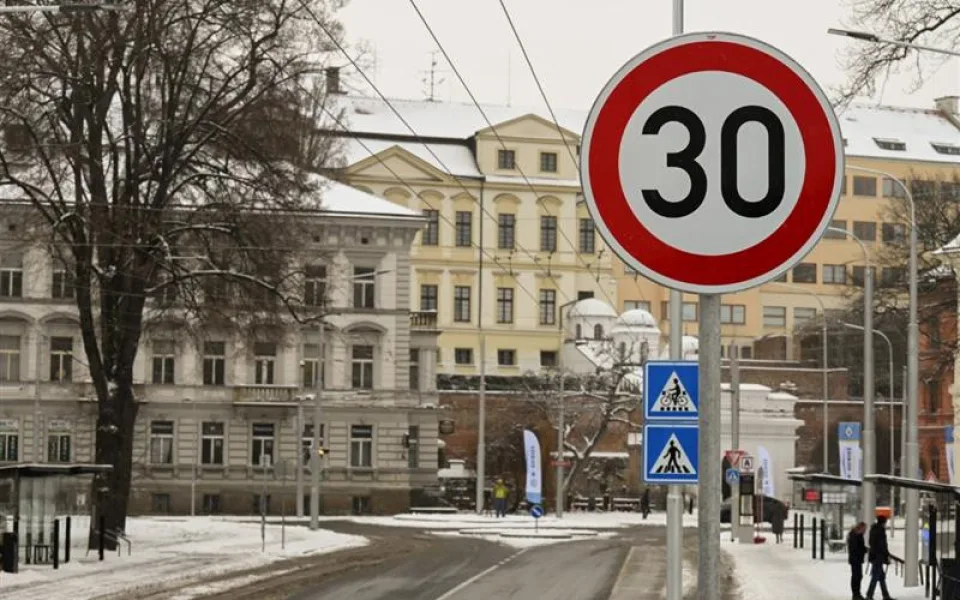 Na důležitou křižovatku Fortna v centru Hradce Králové se po přestavbě vrátila auta