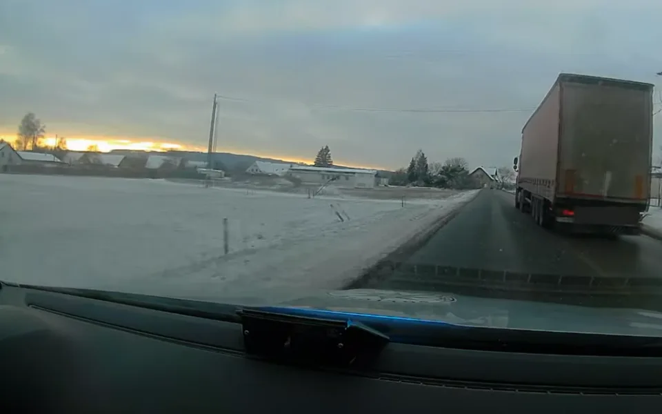 Cizinec za volantem kamionu kličkoval z pruhu do pruhu. Nadýchal skoro tři promile