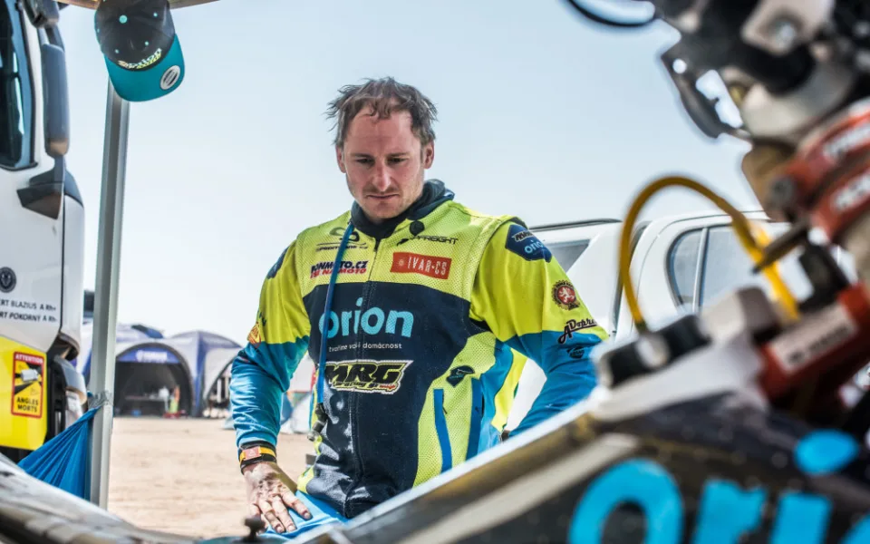 Kolik stojí Dakar? Ještě sedíš doma u salátu a už seš v tom za desítky tisíc eur, říká jezdec Martin Michek