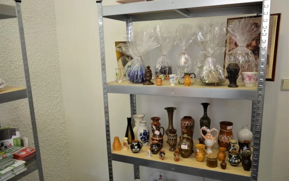 RE-USE point v Trutnově funguje rok. Z prodeje věcí se podařilo získat 40 tisíc pro útulek