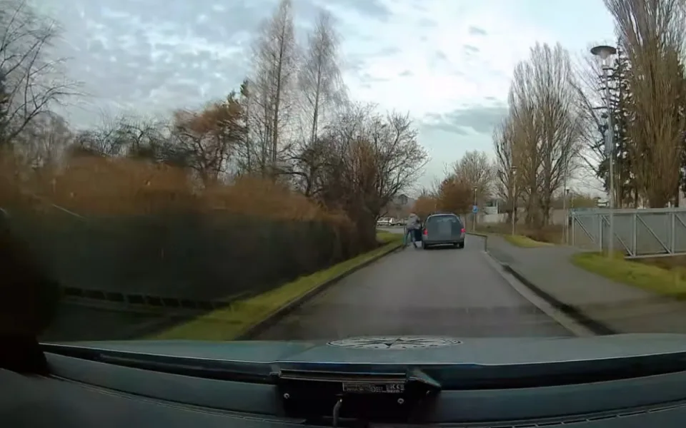 Během policejní honičky vyskočil řidič z jedoucího auta. Trik se mu nepodařil