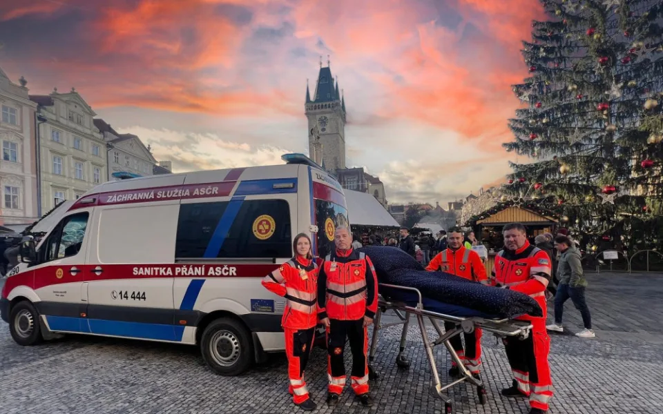 Začala fungovat sanitka, která plní přání. Nemocné bere na fotbal i na koncerty