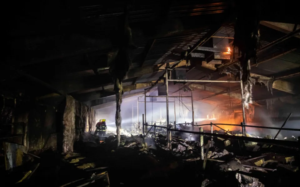 Požár stáje s jalovicemi na Trutnovsku vznikl od závady na instalaci traktoru