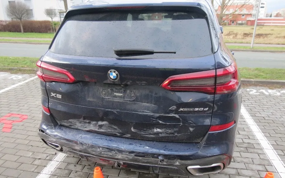 Řidič s trojkou v dechu naboural. Z auta vystoupil a šel si zdřímnout na lavičku