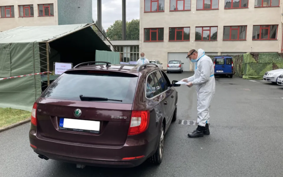 Voliči v karanténě mohou prezidenta volit už zítra. Využijí drive-in stanoviště nebo přenosnou urnu