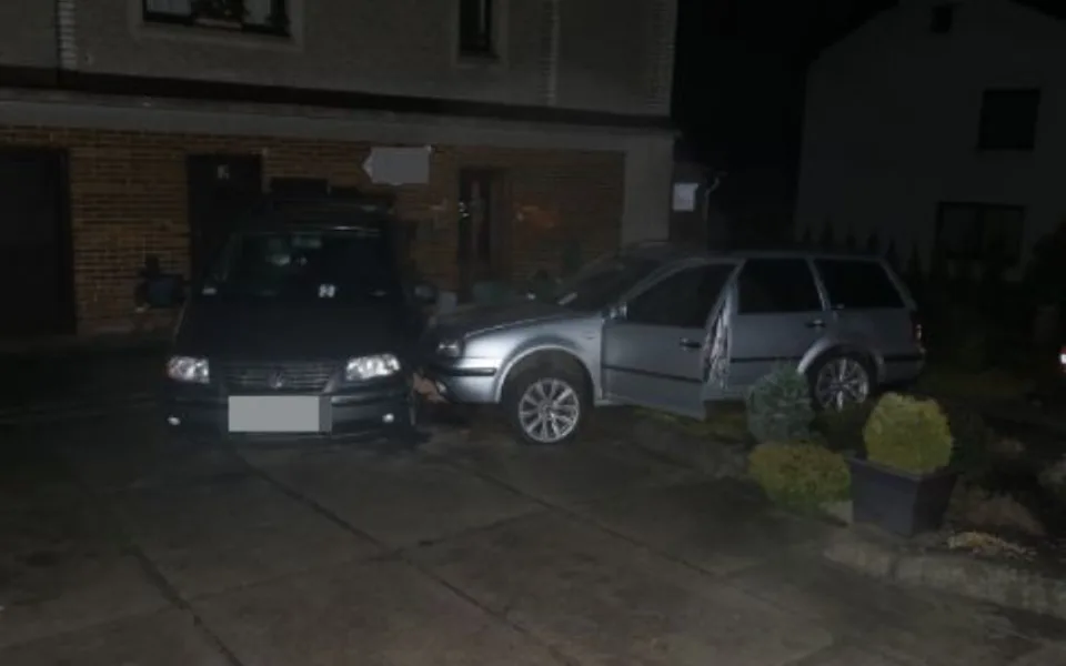 V opilosti řidič nezvládl zatáčku. Proletěl plotem, přerazil sloup a zastavil se o další auto.