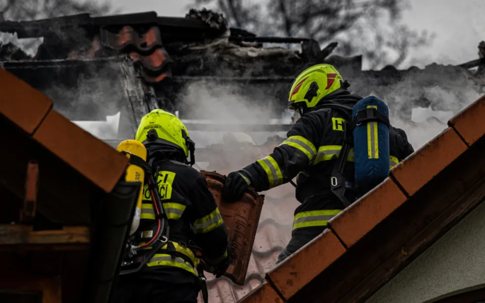 Plameny zničily podkroví domů v náchodské části Běloves, škoda jde do milionů