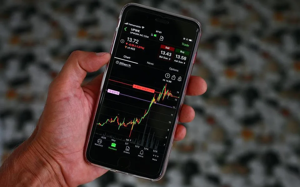 Na bitcoinovém účtu máte 230 tisíc, chcete pomoct s převodem? Podvod stál seniora víc jak milion