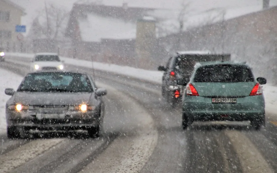 Během noci a středy bude na většině území sněžit. Může napadnout až 15 centimetrů