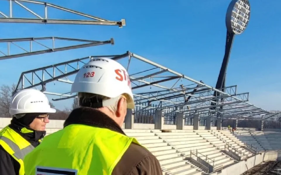 Hradecká lízátka budou v tomto týdnu kompletní, poslední stožár míří do oblak