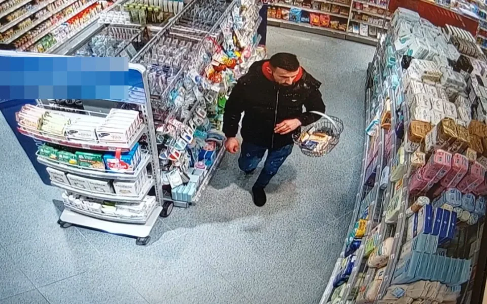 Nepoznáváte ho? Policie pátrá po zloději, který se zaměřil na elektrické kartáčky a žiletky