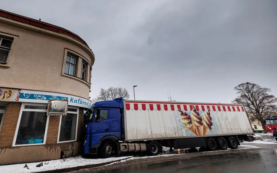 Kamion po nárazu do kavárny v Českém Meziřčí