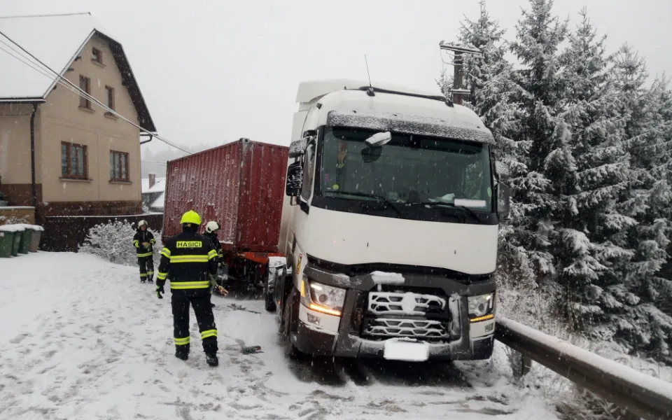 V Královéhradeckém kraji sněžilo. Na kluzkých silnicích se stala řada nehod