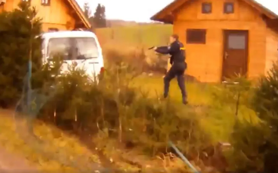 VIDEO: Nezastavil se ani před namířenou zbraní. Řidič se pokusil ujet, dvakrát naboural