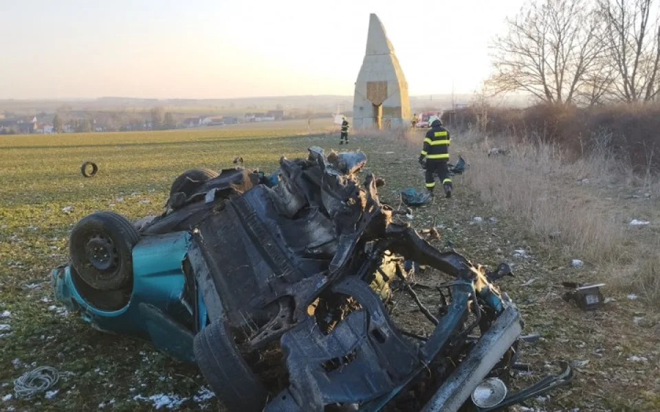 Auto vyletělo ze silnice a narazilo do pískovcového trpaslíka. Z vraku se řidič dostal sám