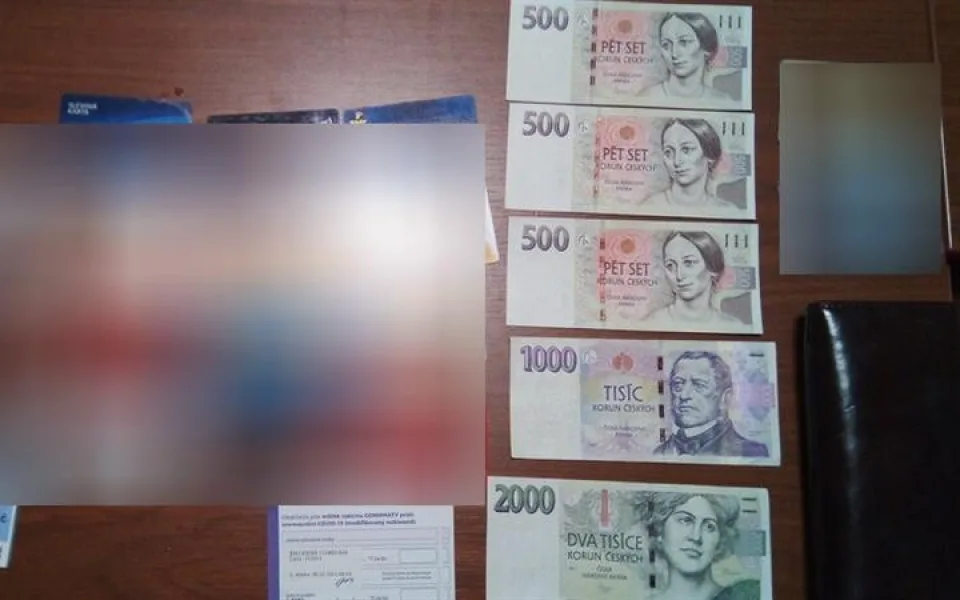 V koši našla peněženku nabitou hotovostí. Neváhala a na místo zavolala hradeckou městskou policii.