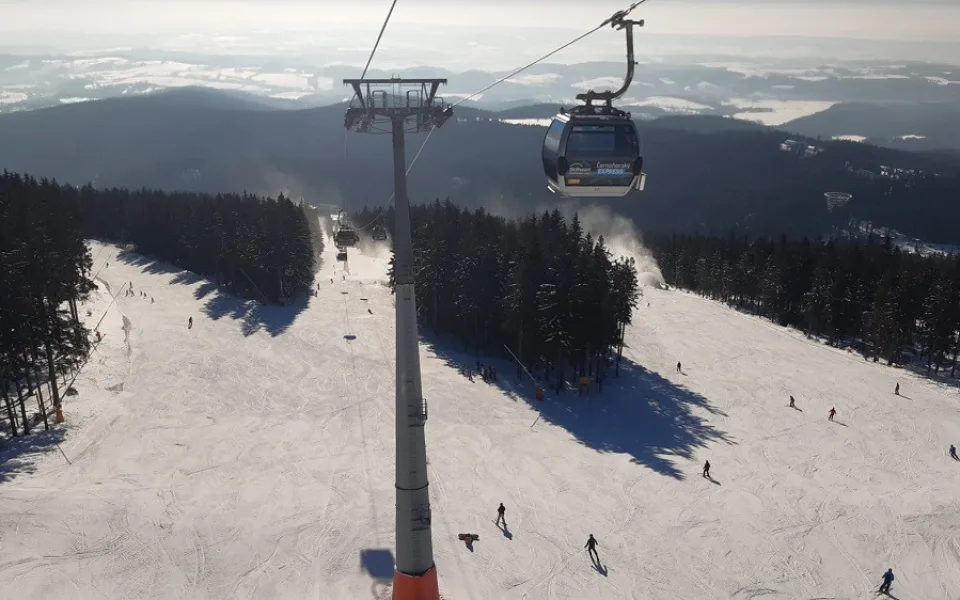 Skiareály v Královéhradeckém kraji lákají na osmdesát kilometrů sjezdovek