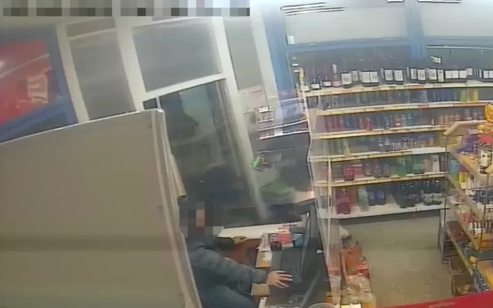 Dvojice mužů se zbraní v ruce vykradla večerku. Policie zveřejnila záběry z bezpečnostní kamery.