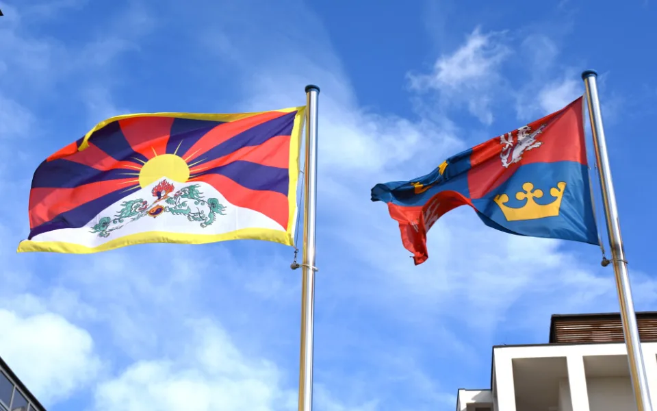 V hradeckém kraji bude vlát tibetská vlajka na 30 místech. Připojí se i hejtmanství.