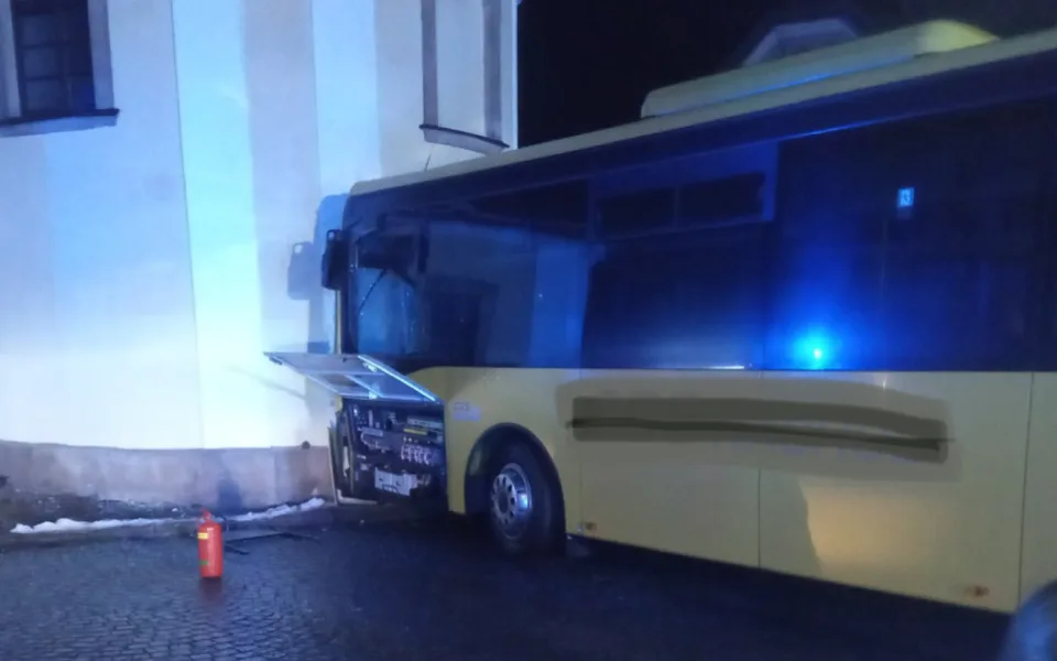 Na Náchodsku narazil autobus do kostela, několik lehce zraněných