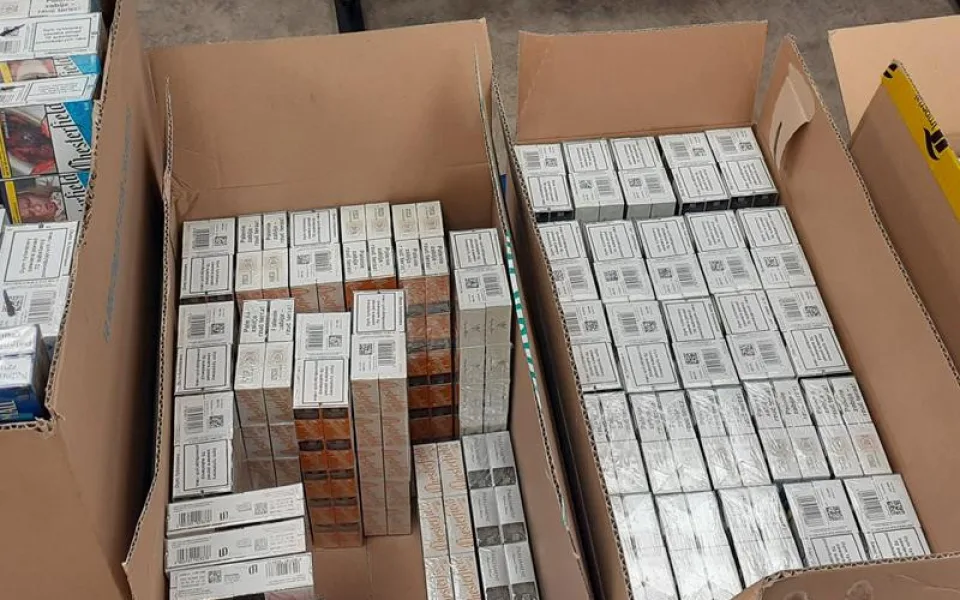Vezu jen potraviny, tvrdil řidič. Celníci mu v autě našli 22 tisíc nezdaněných cigaret