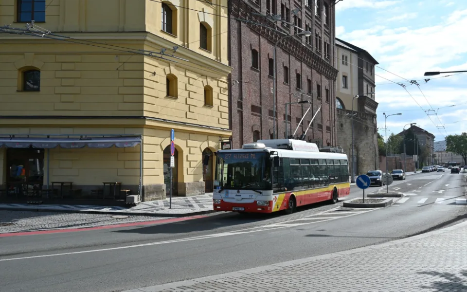 Havárka kanalizace v centru Hradce poslala trolejbusy na objízdné trasy